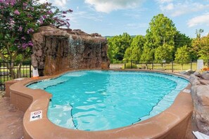 Outdoor pool - New Listing Discounts! 3 Kings Cabin -  15 minutes to Gatlinburg (Gatlinburg)