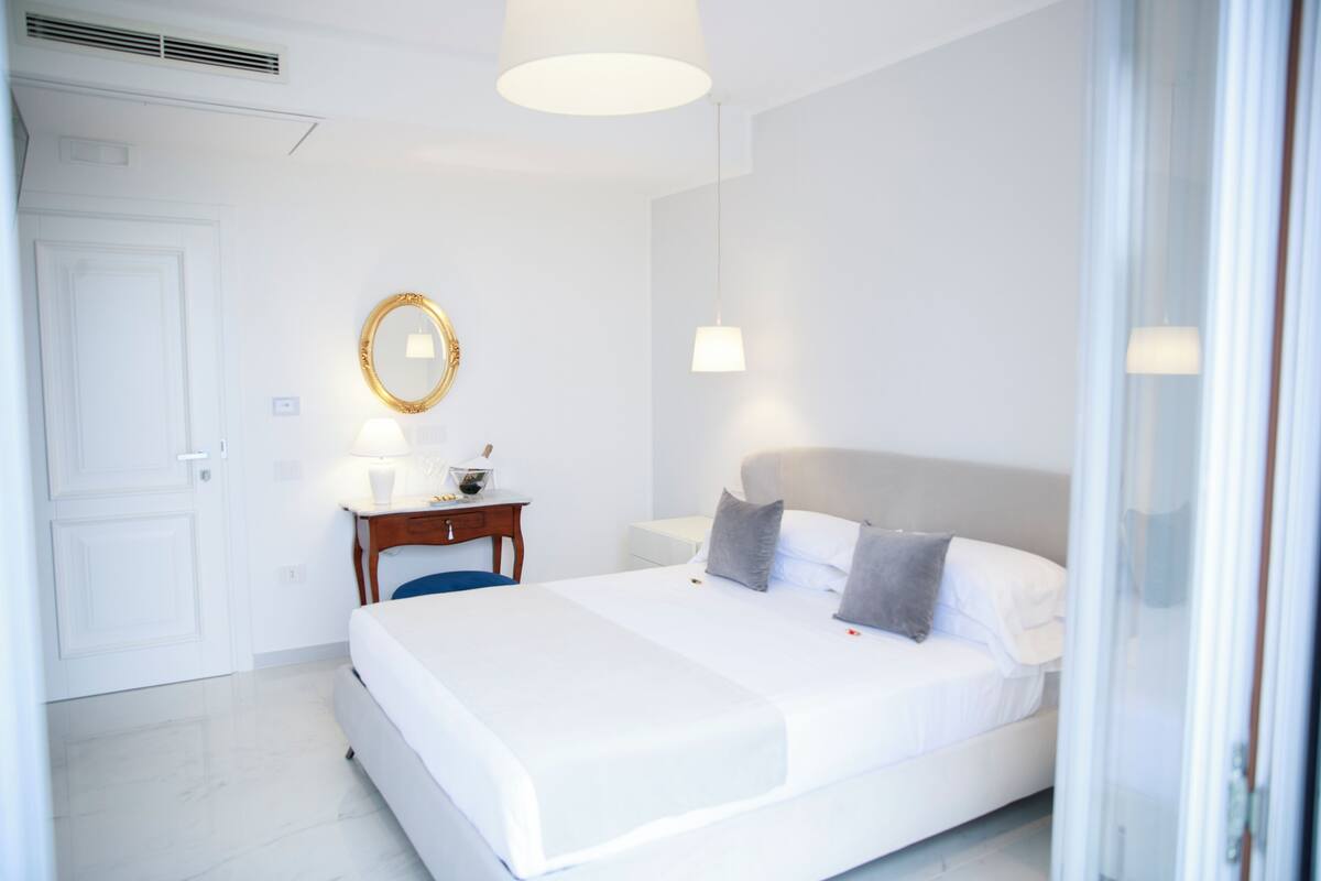 Standard Room View | エジプト綿のシーツ、高級寝具、羽毛の掛け布団、セーフティボックス (室内)
