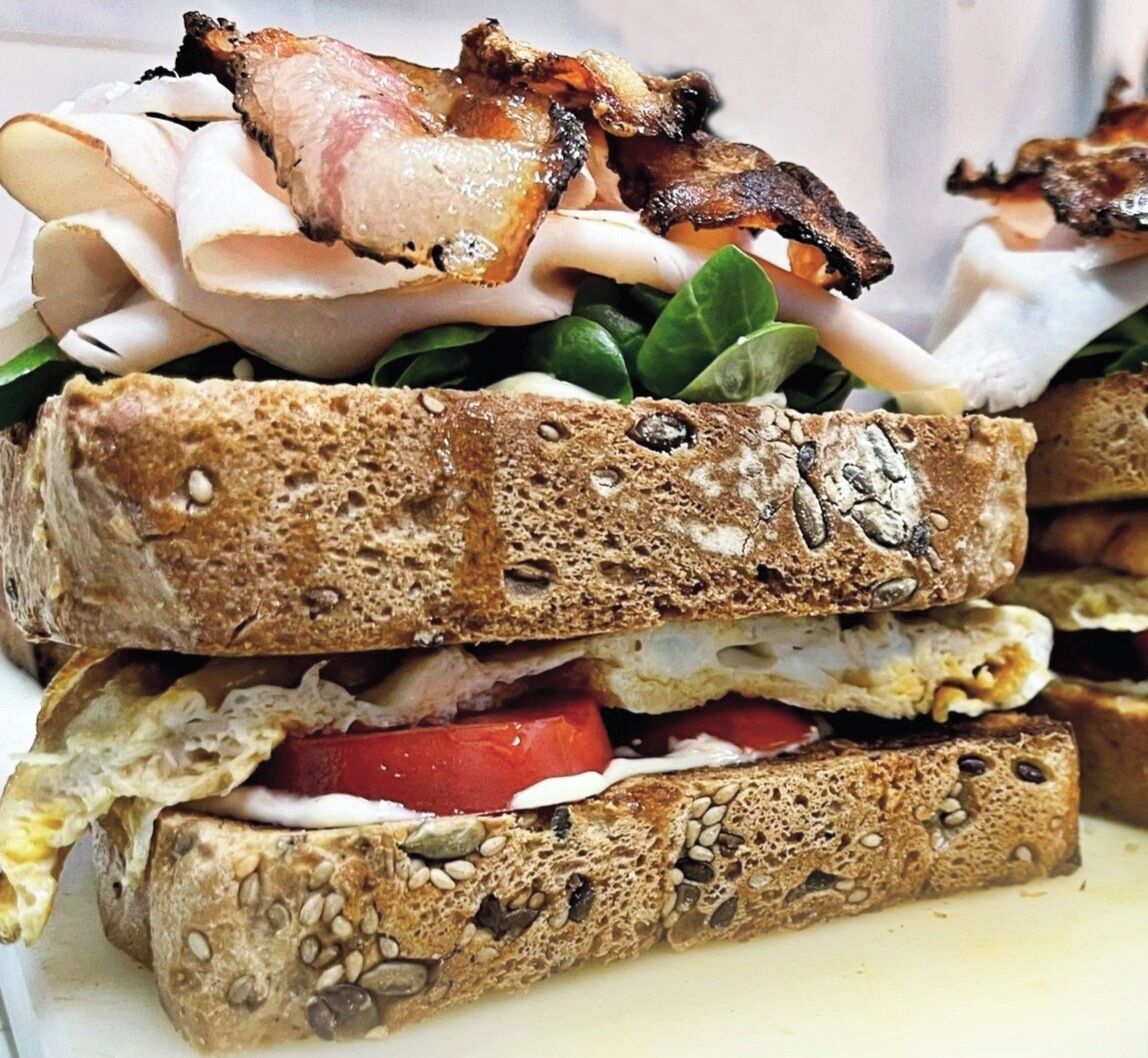 Un sandwich garni de divers ingrédients.