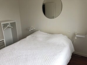 1 chambre, fer et planche à repasser