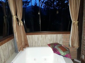 シャワー、タオル、石鹸、トイレットペーパー