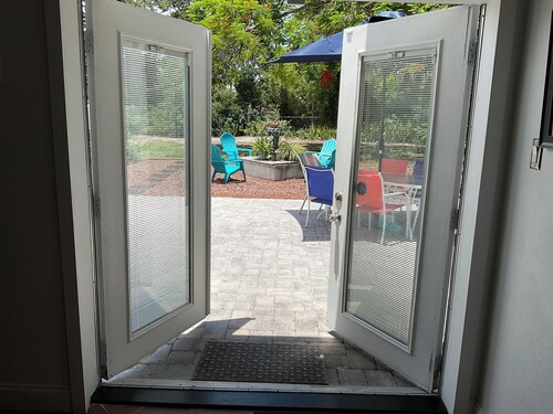 Spacious ranch 7 minutes to the beach/ airport, 3in1 game table , Pet friendly