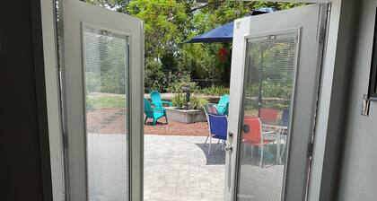 Spacious ranch 7 minutes to the beach/ airport, 3in1 game table , Pet friendly