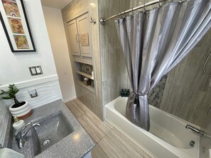 Combined shower/tub, jetted tub, hair dryer, towels - Spacious ranch 7 minutes to the beach/ airport, 3in1 game table , Pet friendly (Melbourne)
