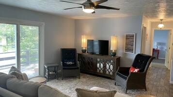 Smart-tv, dvd-spelare och bordsfotboll