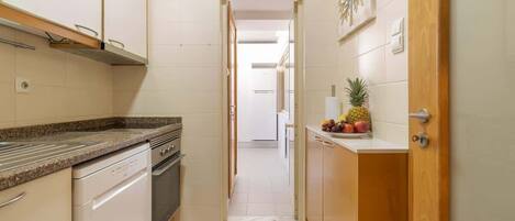 Kjøleskap, mikrobølgeovn, ovn og kokeplater