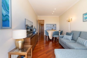 TV - Anna´s Flats | River View by HostWise (Vila Nova de Gaia)