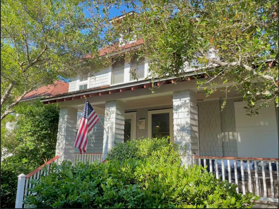Renovated Keeper's Landing Cottage with 2 carts, bikes and beach gear awaits. 