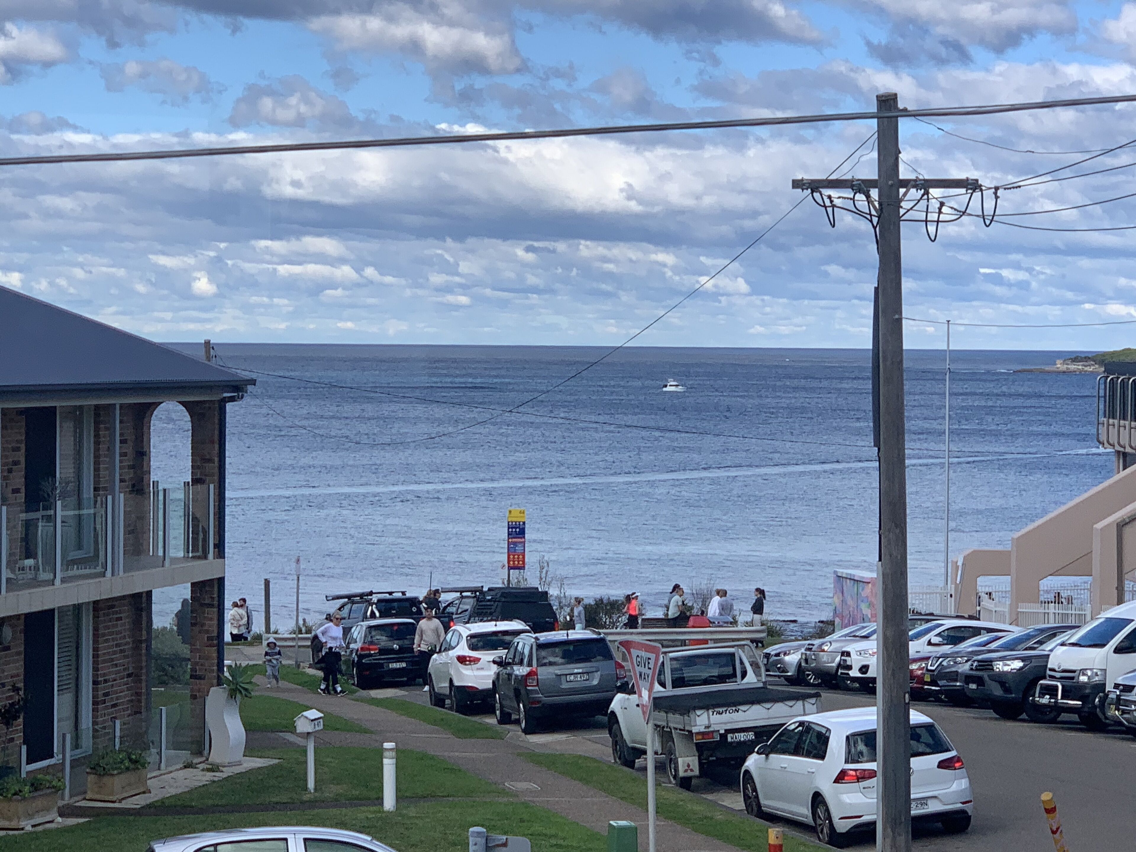 Seaview apartment directly across from the beach — image 2