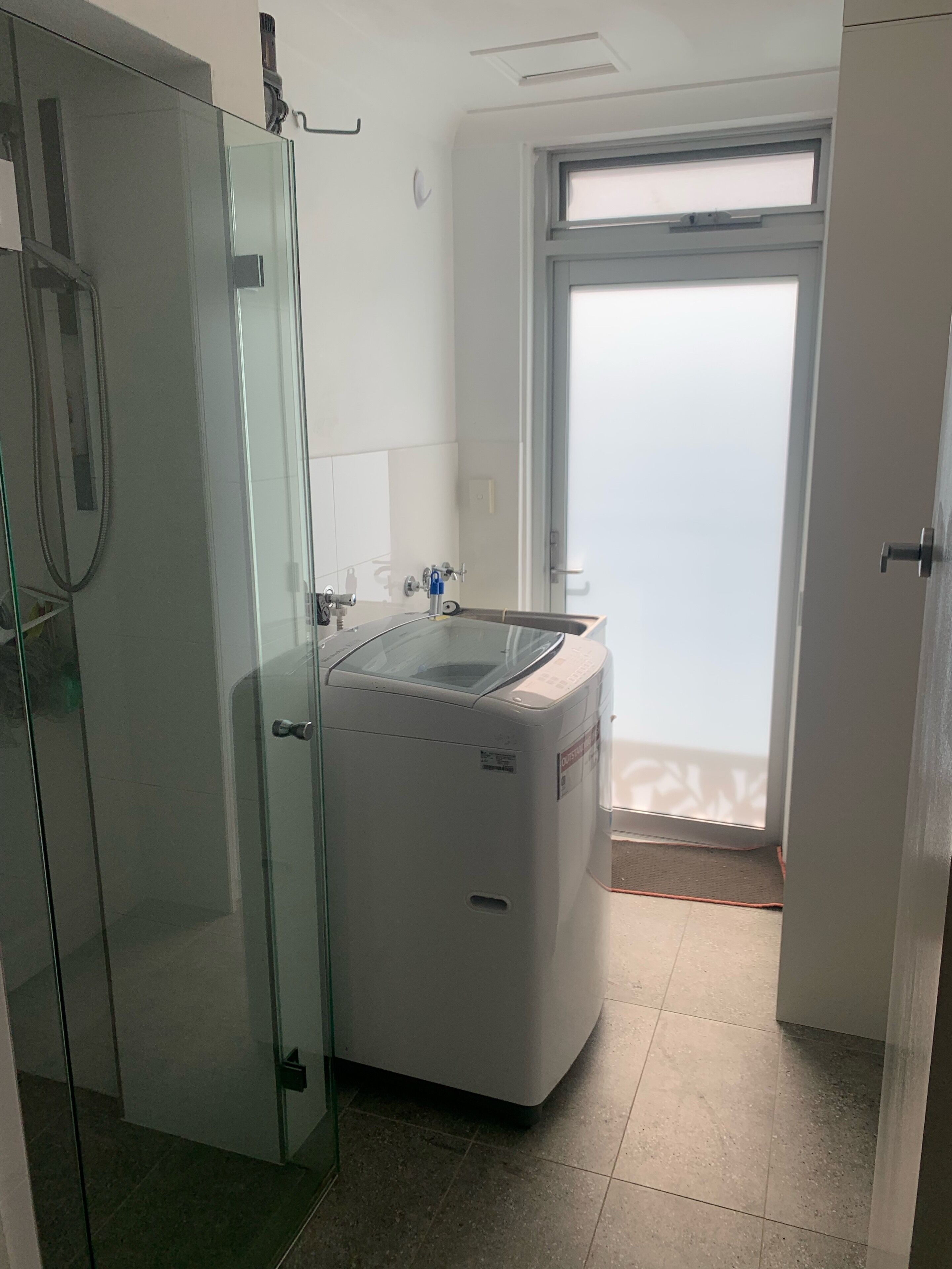 Seaview apartment directly across from the beach — image 13