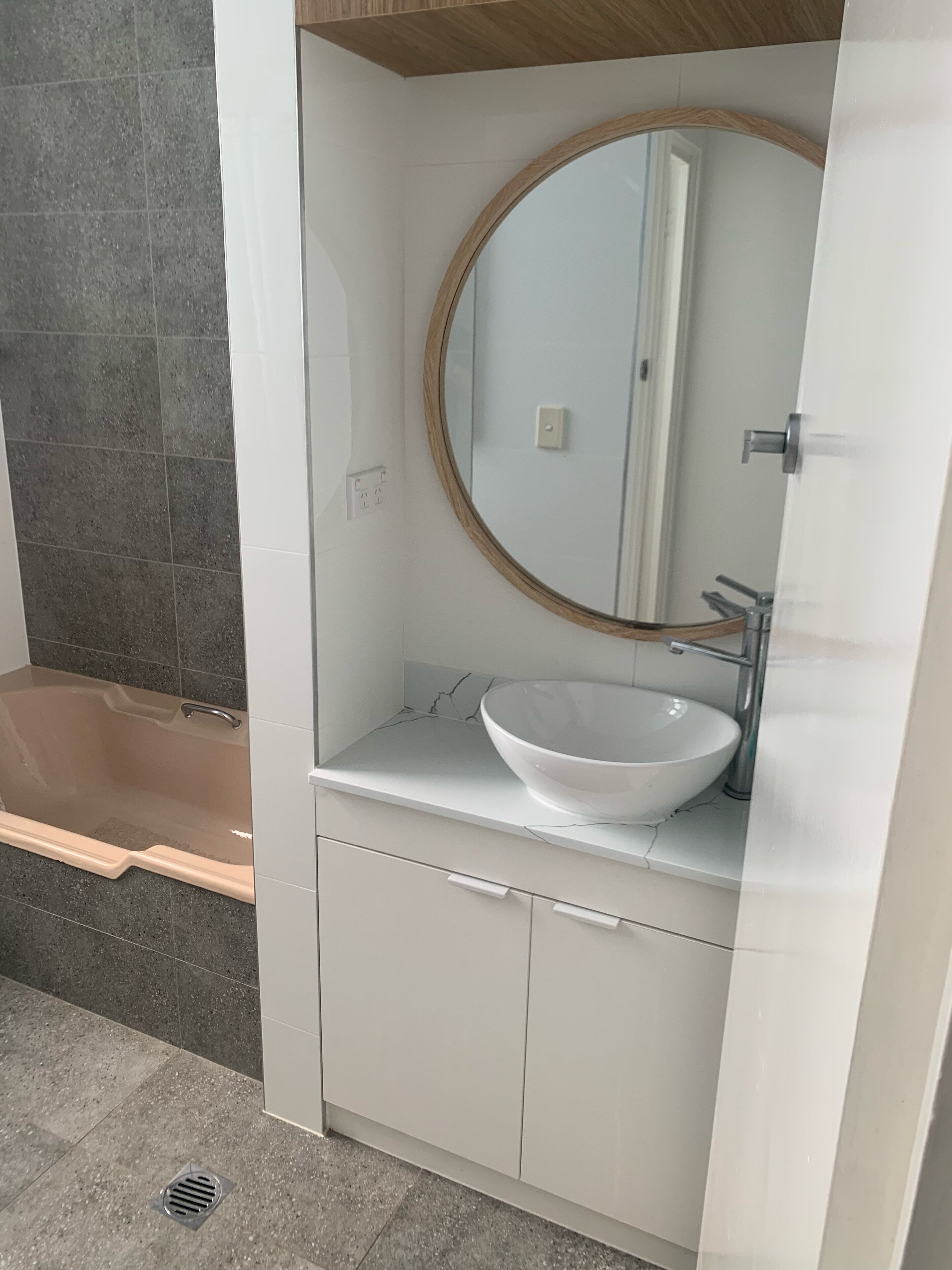 Seaview apartment directly across from the beach — image 12