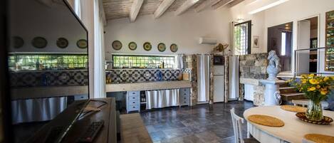 Micro-ondes, plaque de cuisson, lave-vaisselle, cafetière/bouilloire