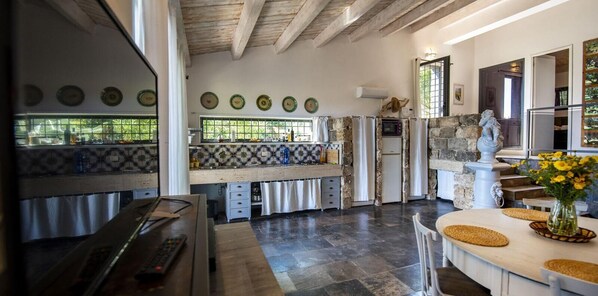 Microwave, stovetop, dishwasher, coffee/tea maker