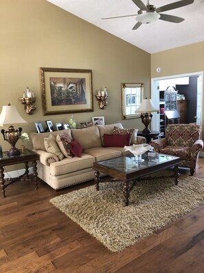 Smart-TV, Kamin, DVD-Player, Bücher