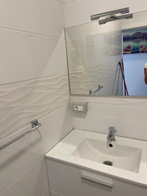 Dutxa, assecador de cabells, bidet i tovalloles 