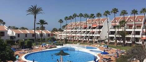Utomhuspool och uppvärmd pool