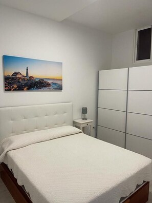 1 slaapkamer, een kluis op de kamer, een strijkplank/strijkijzer, wifi