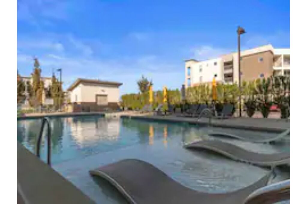Relaxing, Clean, Great Location with Gym, Hot Tub, Yoga 