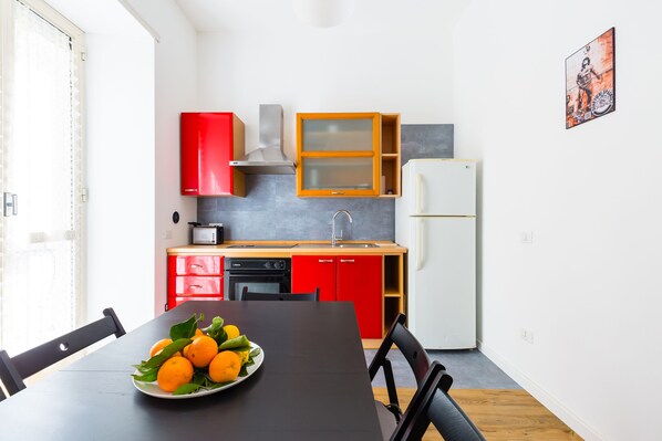 Réfrigérateur, un four, surface de cuisson, grille-pain