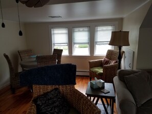 Smart TV - Seabreeze 2nd Flr Apartment, 7-10 min walk to 7 ml beach, sleeps 4 pet friendly (Old Orchard Beach)