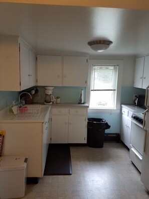 Fridge, microwave, oven, stovetop - Seabreeze 2nd Flr Apartment, 7-10 min walk to 7 ml beach, sleeps 4 pet friendly (Old Orchard Beach)