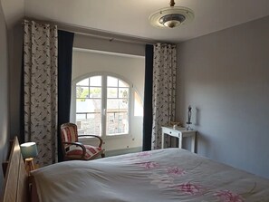 6 Schlafzimmer, Bügeleisen/Bügelbrett, Reisekinderbett, WLAN