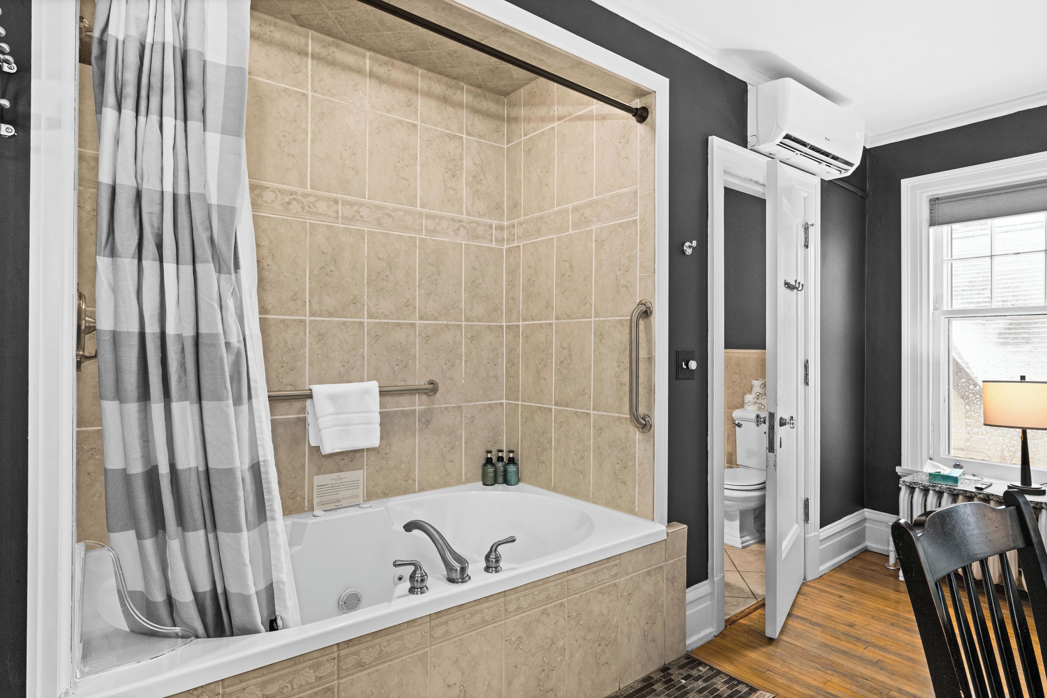 Habitación superior, 1 cama Queen size, hidromasaje | Baño | Secadora de cabello, toallas, jabón, shampoo 