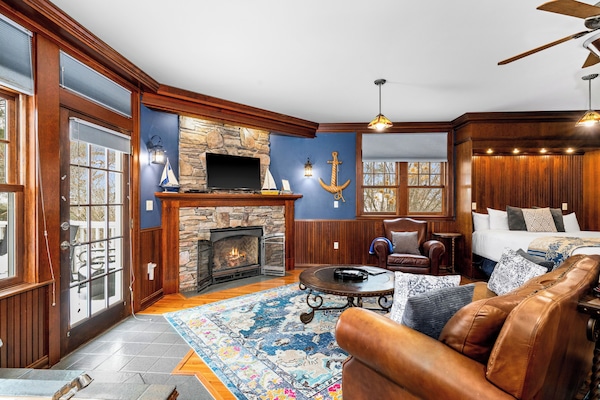 Pillow-top beds, individually decorated, individually furnished