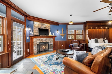 Colchones con pillow-top, decoración personalizada y muebles diferentes . Historic Salyards Mansion by Heirloom Boutique Collection