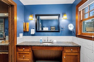 Lake Superior Suite | Bathroom | Hair dryer, towels, soap, shampoo