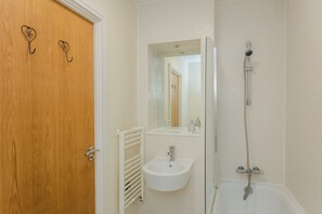 Bathtub, hair dryer - Fantastically Located 1BD Flat in Central London (London)