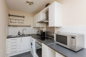 Fridge, microwave, oven, stovetop - Fantastically Located 1BD Flat in Central London (London)