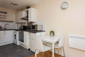 Coffee/tea maker, fridge, microwave, oven