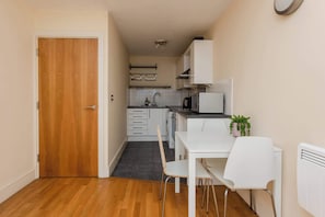 Coffee/tea maker, fridge, microwave, oven