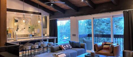 Een televisie en een open haard