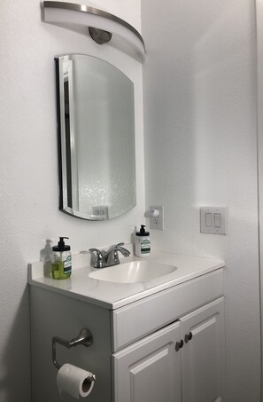 Ensemble douche/baignoire, sèche-cheveux, savon, shampoing