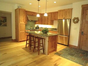 Micro-ondes, lave-vaisselle, cafetière/bouilloire, grille-pain