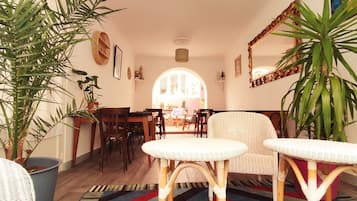 Coin salon dans le hall