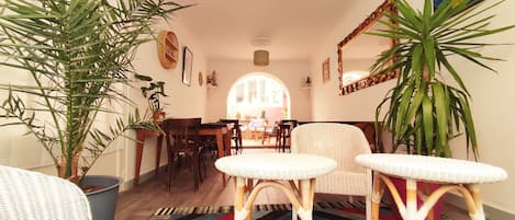 Coin salon dans le hall