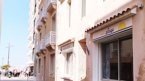 Un edificio de hotel con un cartel que dice "HOTEL" y otro cartel que indica "la plage".