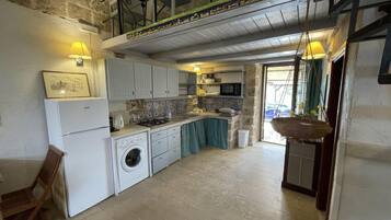 Mikrowelle, Herdplatte, Wasserkocher mit Kaffee-/Teezubehör, Hochstuhl