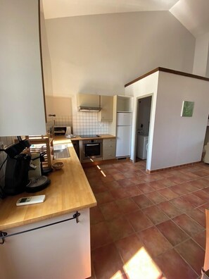 Een koelkast, een microgolfoven, een oven, een kookplaat