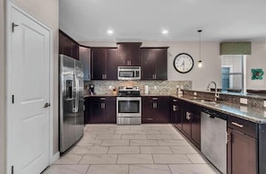 Frigorifero, microonde, forno, piano cottura