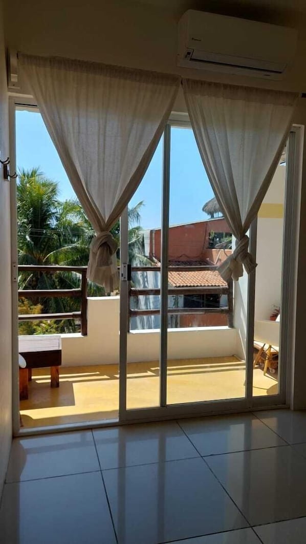 Chambre Confort, 1 très grand lit, salle de bains attenante | Fer et planche à repasser, Wi-Fi gratuit, draps fournis