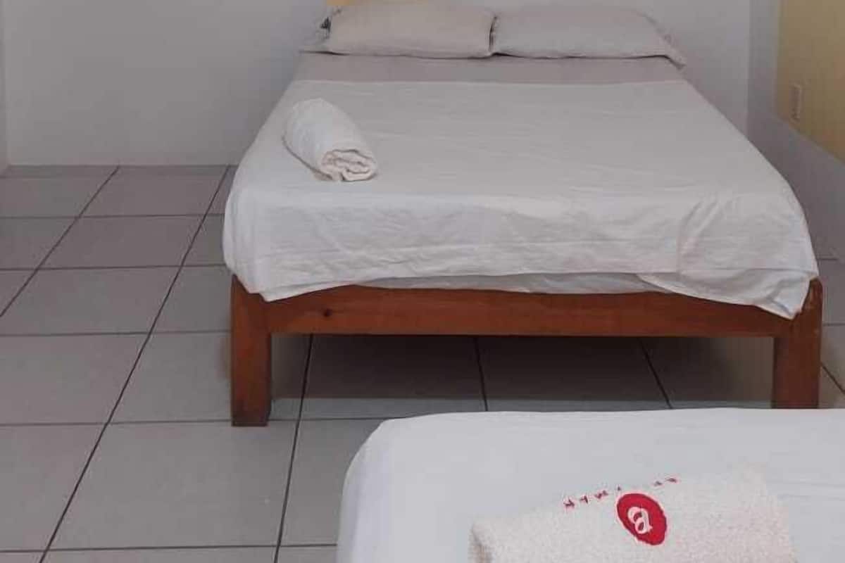 Habitación básica doble, 2 camas Queen size | Tabla de planchar con plancha, wifi gratis y ropa de cama