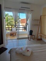 Habitación Confort, 1 cama de matrimonio grande, baño privado | Tabla de planchar con plancha, wifi gratis, ropa de cama