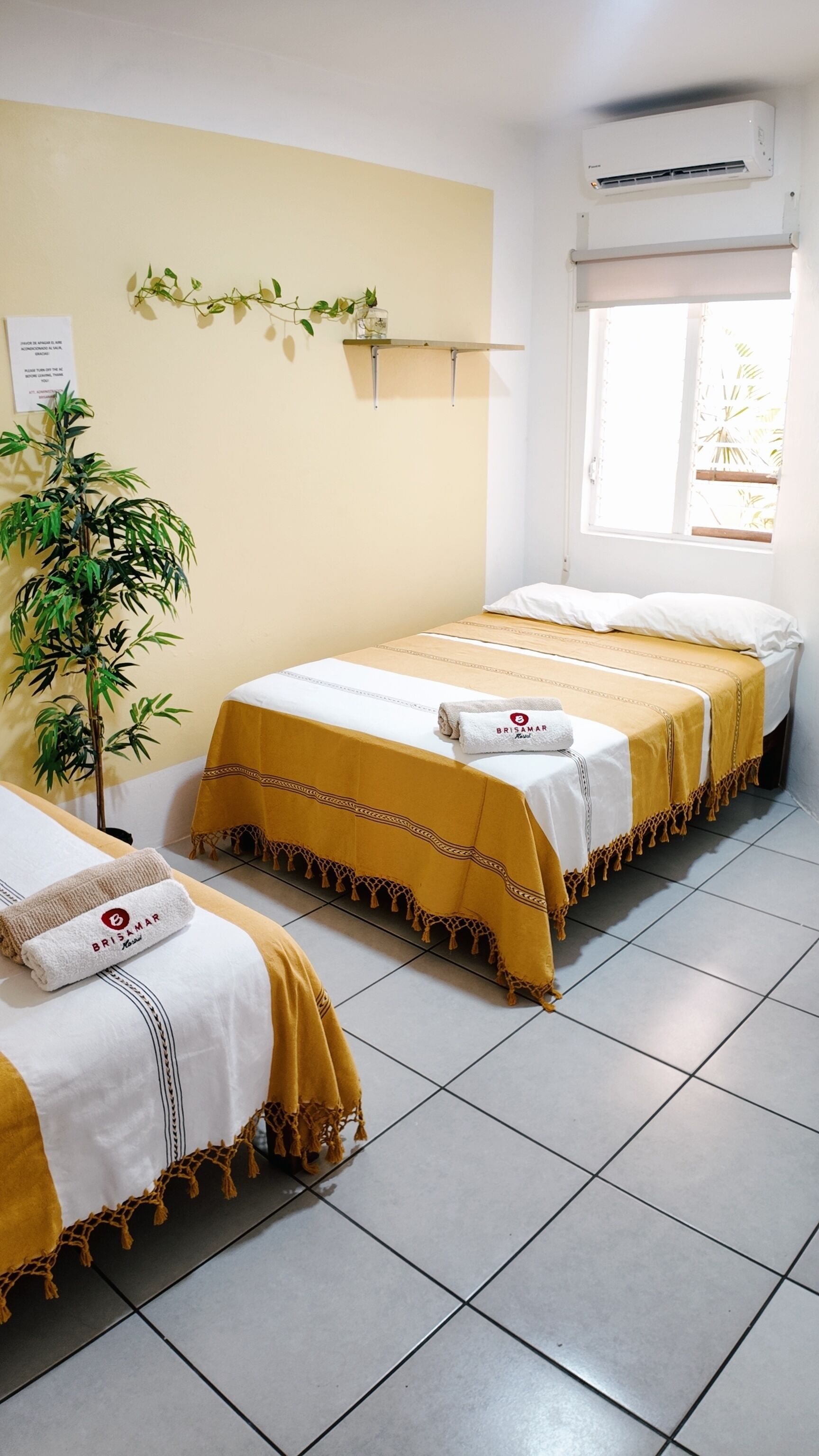 Habitación básica doble, 2 camas Queen size | Tabla de planchar con plancha, wifi gratis y ropa de cama 