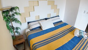 Chambre Confort, 1 très grand lit, salle de bains attenante | Fer et planche à repasser, Wi-Fi gratuit, draps fournis