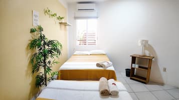 Quarto casal básico, 2 camas Queen | Ferros/tábuas de passar roupa, Wi-Fi de cortesia, roupa de cama