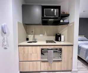 Réfrigérateur, micro-ondes, four, plaque de cuisson